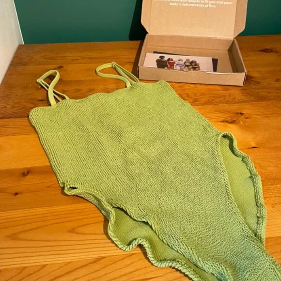 Youswim One Piece Pose - Picture 3 of 9